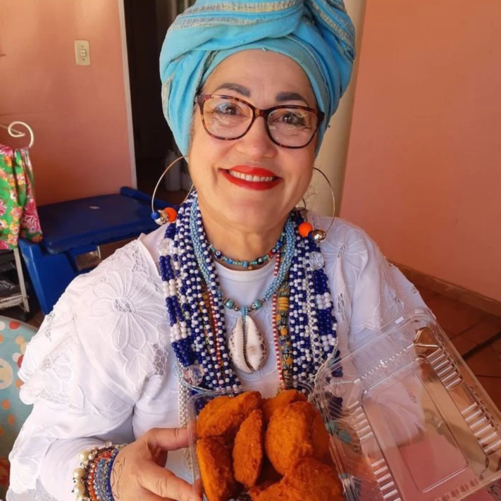 Chefe de cozinha Katia Baiana morre em acidente de barco no litoral paulista