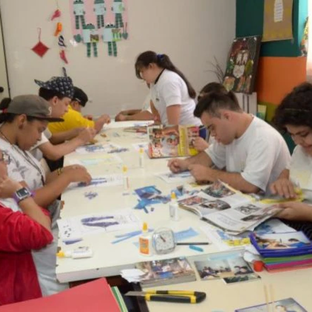 Colaboradores e atendidos da APAE Sorocaba homenageiam os 49 anos da instituição