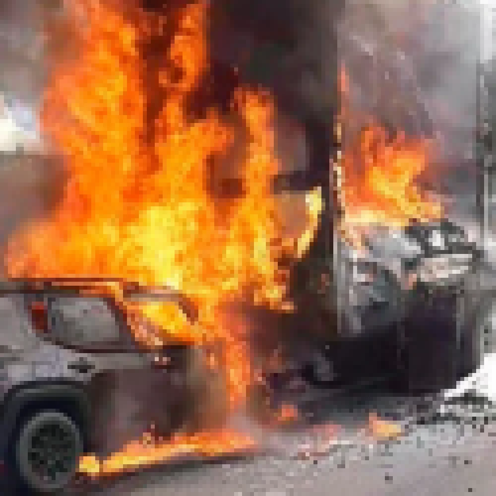 Colisão e incêndio interditam parte da Raposo Tavares em Sorocaba