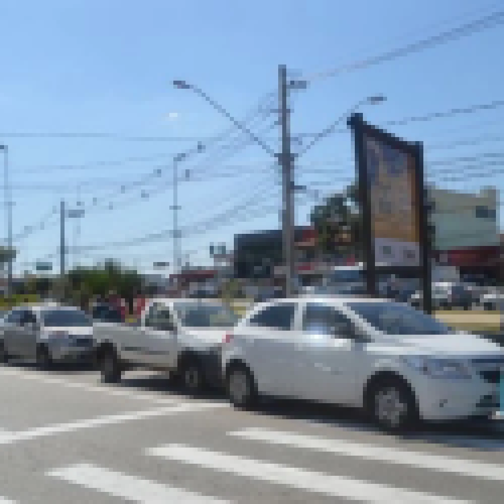 Colisão envolve quatro veículos na Avenida Itavuvu