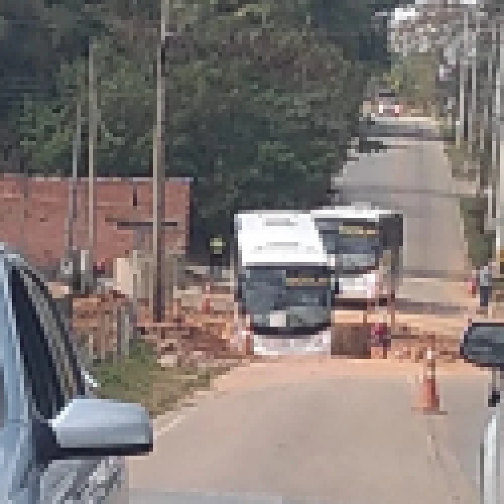 Com obras na pista, para-choque de ônibus escolar enrosca em buraco na estrada vicinal Sorocaba-Iperó