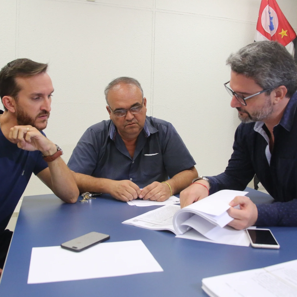 Comissão Processante que investiga denúncia contra prefeito realiza primeira reunião