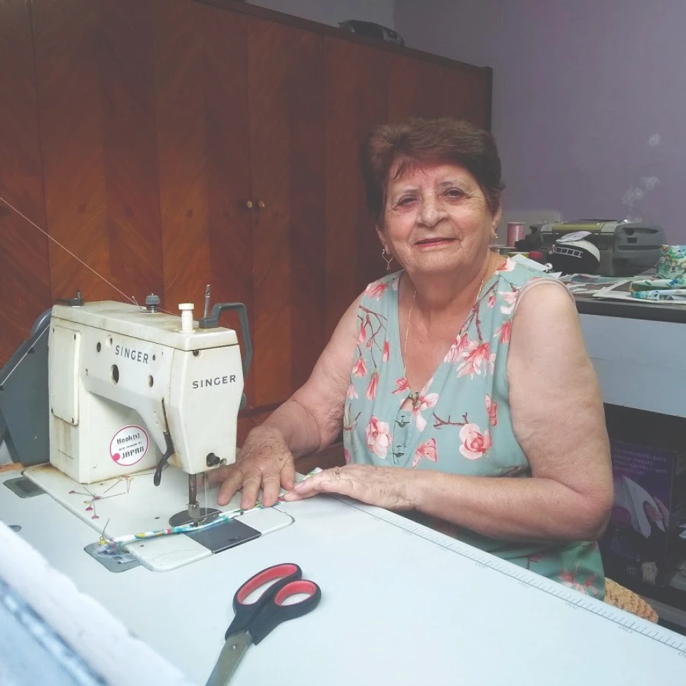 Costurando bonecas e sonhos: Vó Adirce e a dedicação em fazer crianças mais felizes