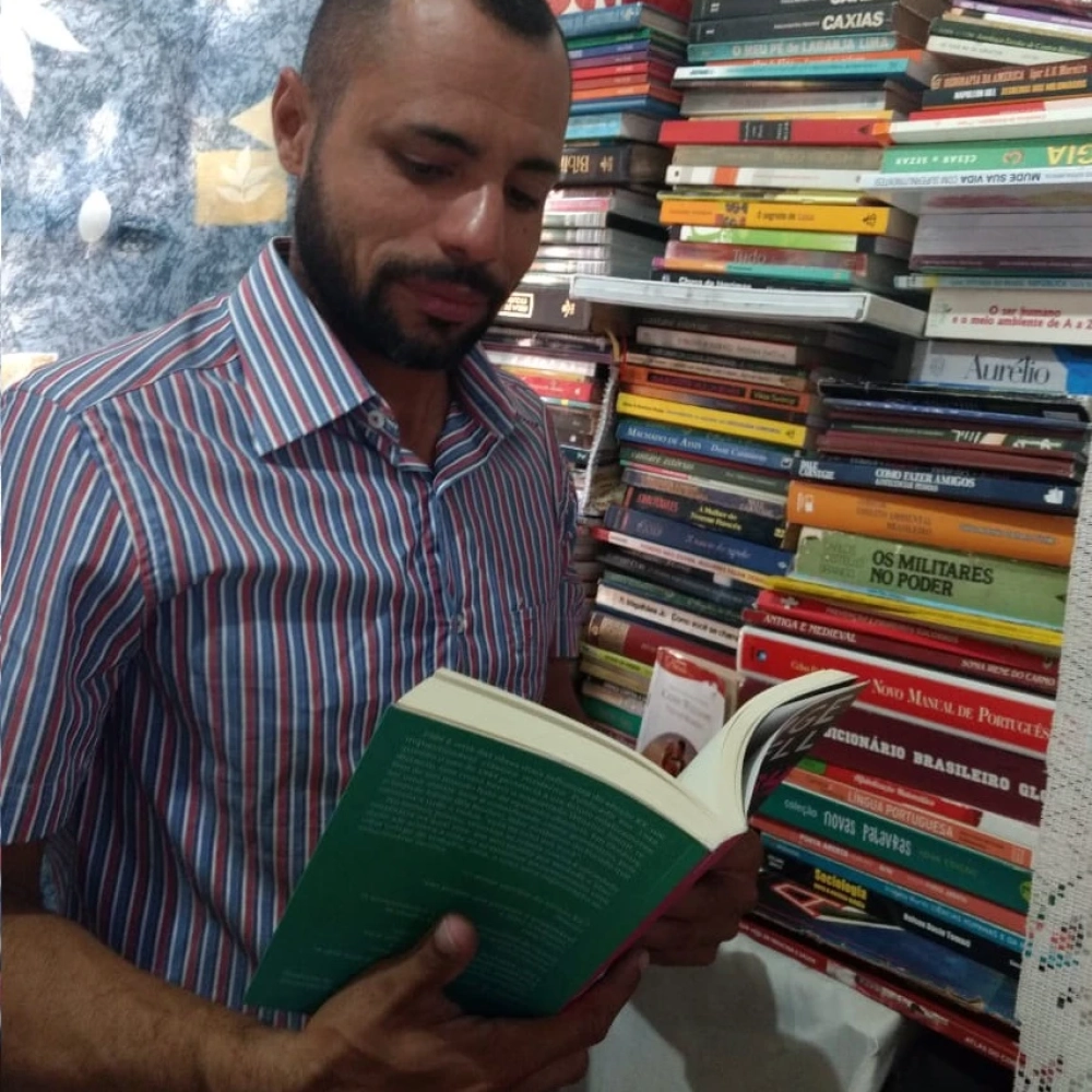 CRE recebe palestra com coletor de lixo que montou biblioteca com livros recolhidos no trabalho