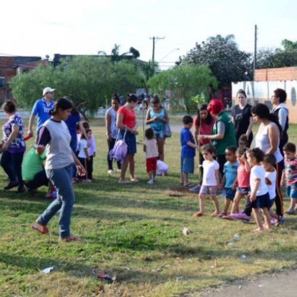Crianças do CEI-80 plantam árvores no Parque Vitória Régia