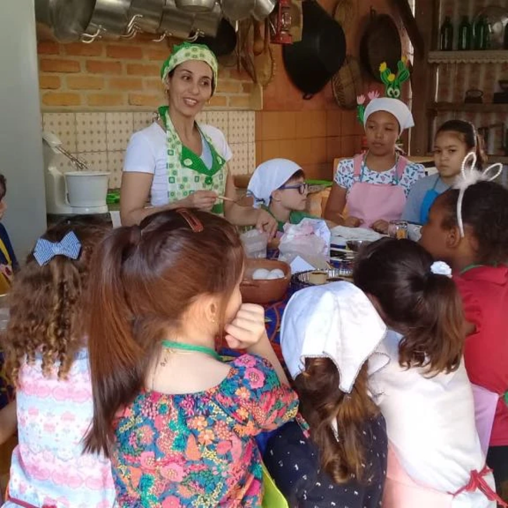 Crianças preparam docinhos modelados na Oficina de Culinária da Biblioteca Infantil
