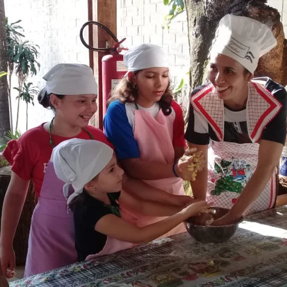 Crianças se divertem na Biblioteca Infantil com receita de ‘pão de beijo’