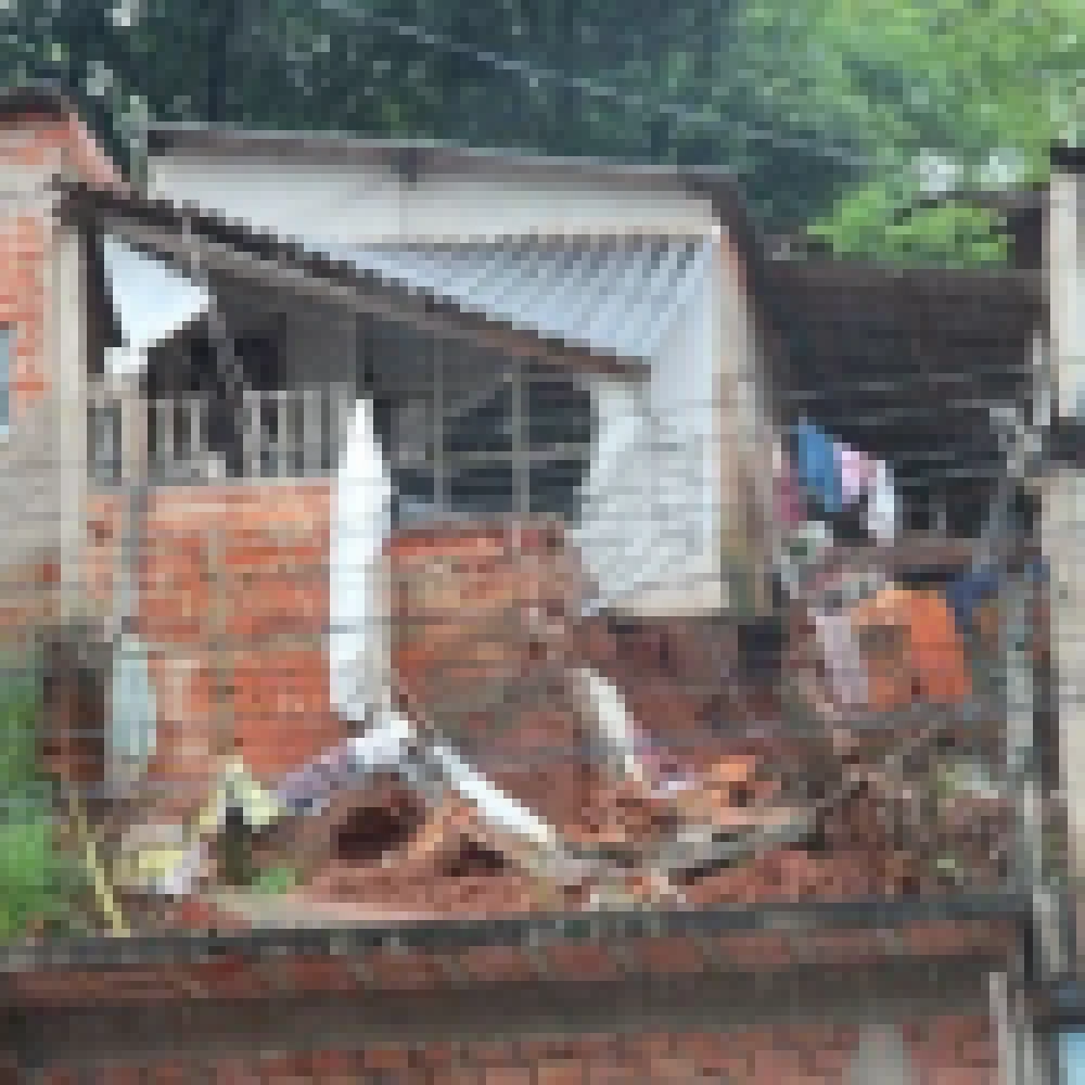 Defesa Civil interdita uma casa no bairro Fornazari