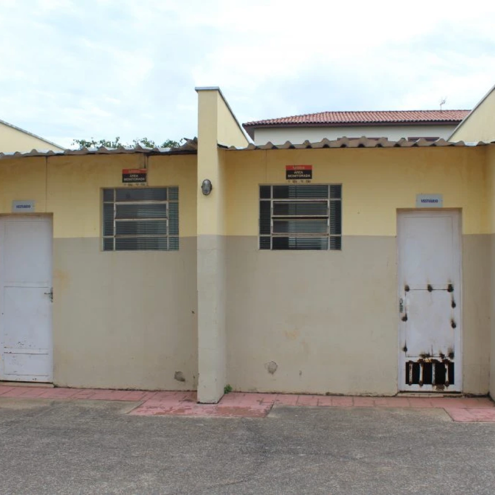 Depredado, saqueado e inseguro, Centro Esportivo do Jardim Simus continua esquecido