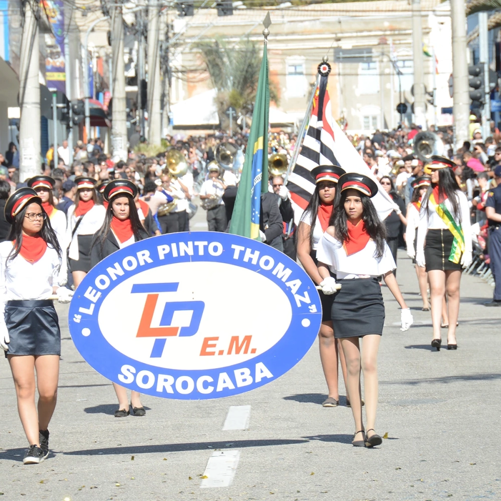 Desfile cívico é acompanhado por cerca de 4 mil pessoas