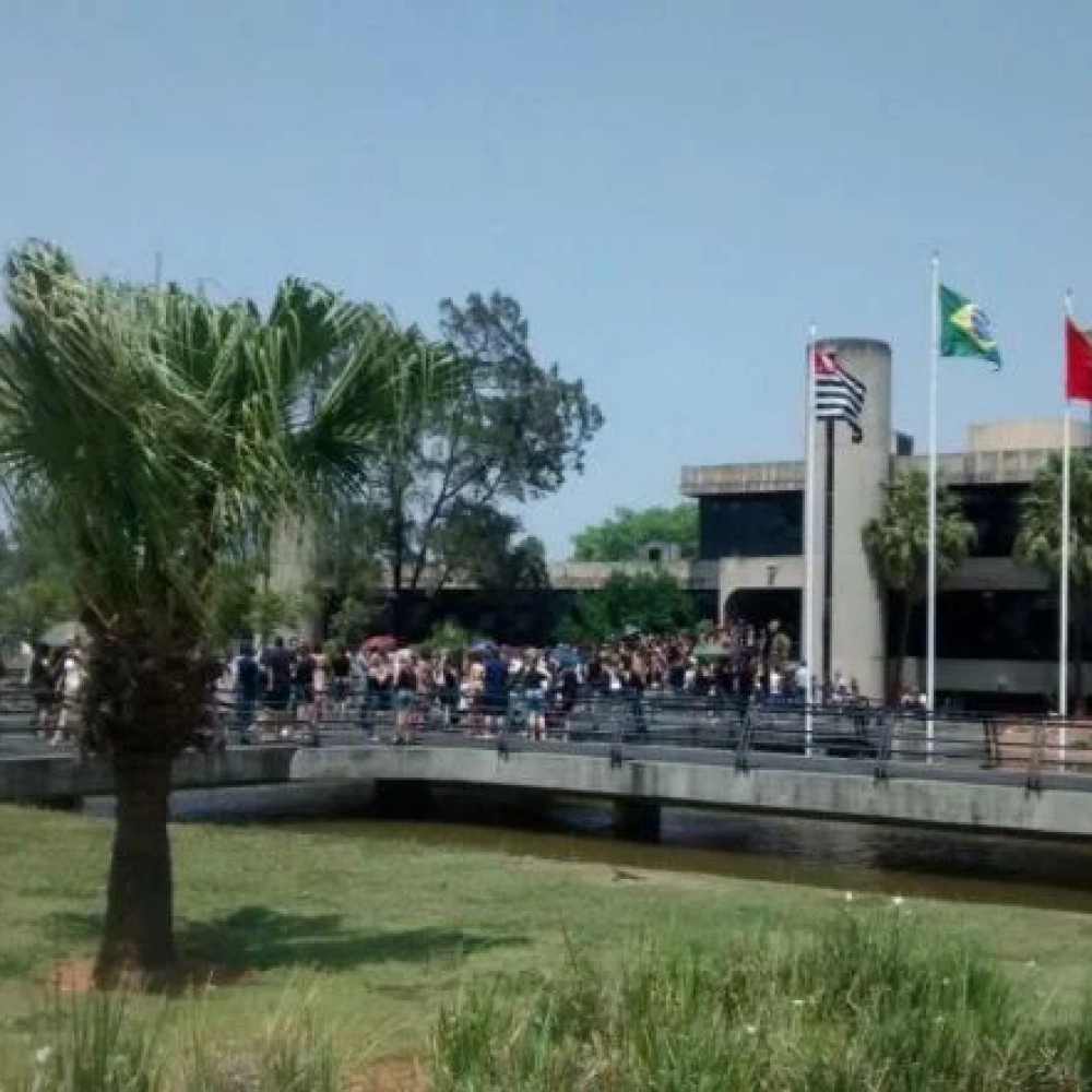 Dia do Professor é marcado por manifestação no Paço Municipal