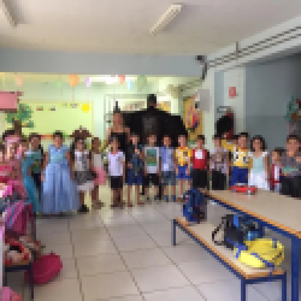 Diretor do CEI 47 se fantasia de Batman e faz a alegria dos alunos em festa do Dia das Crianças