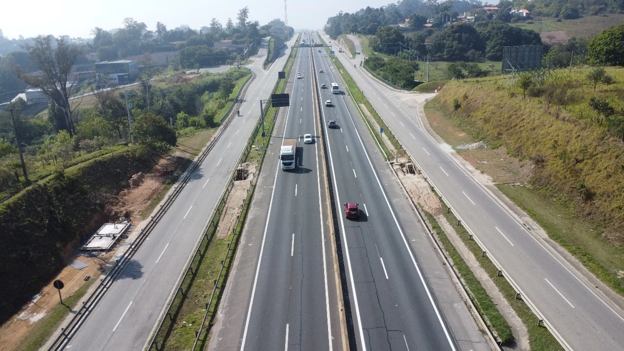 Sorocabana realiza operação para içamento de treliças na Rodovia Raposo Tavares (SP-270) nesta quarta-feira (30)