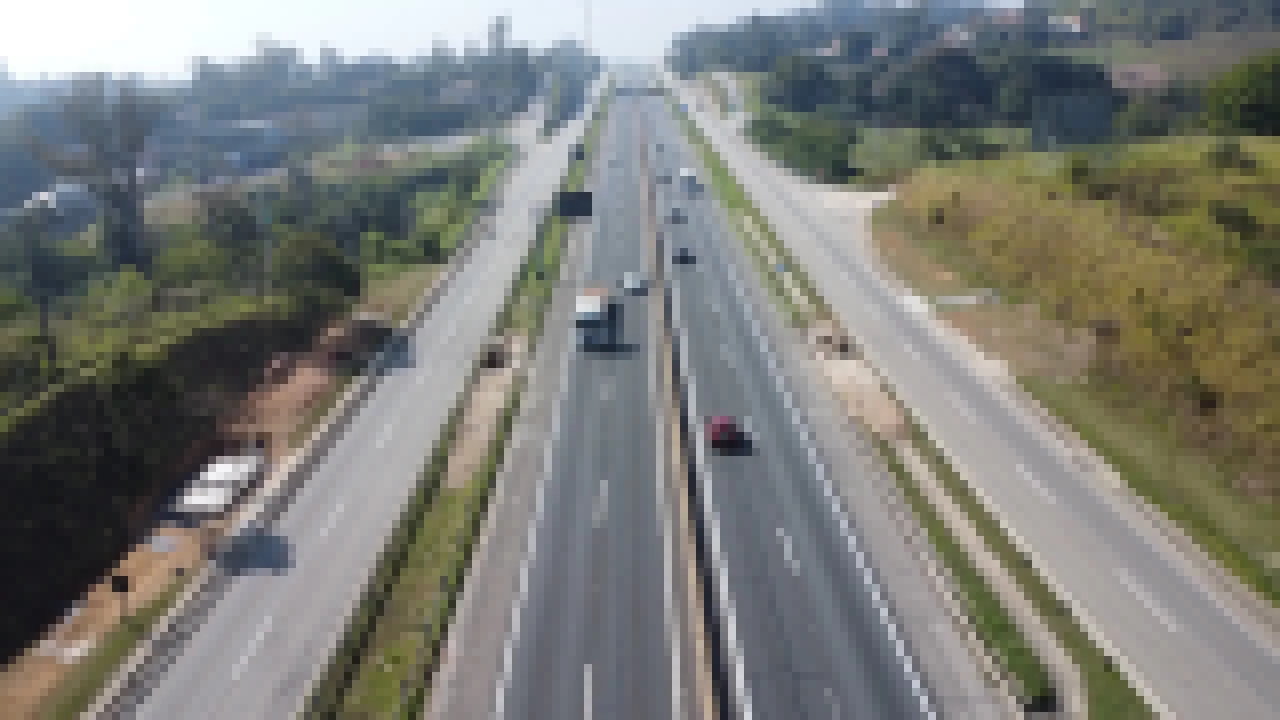 Sorocabana realiza operação para içamento de treliças na  Rodovia Raposo Tavares (SP-270) nesta quarta-feira (30)
