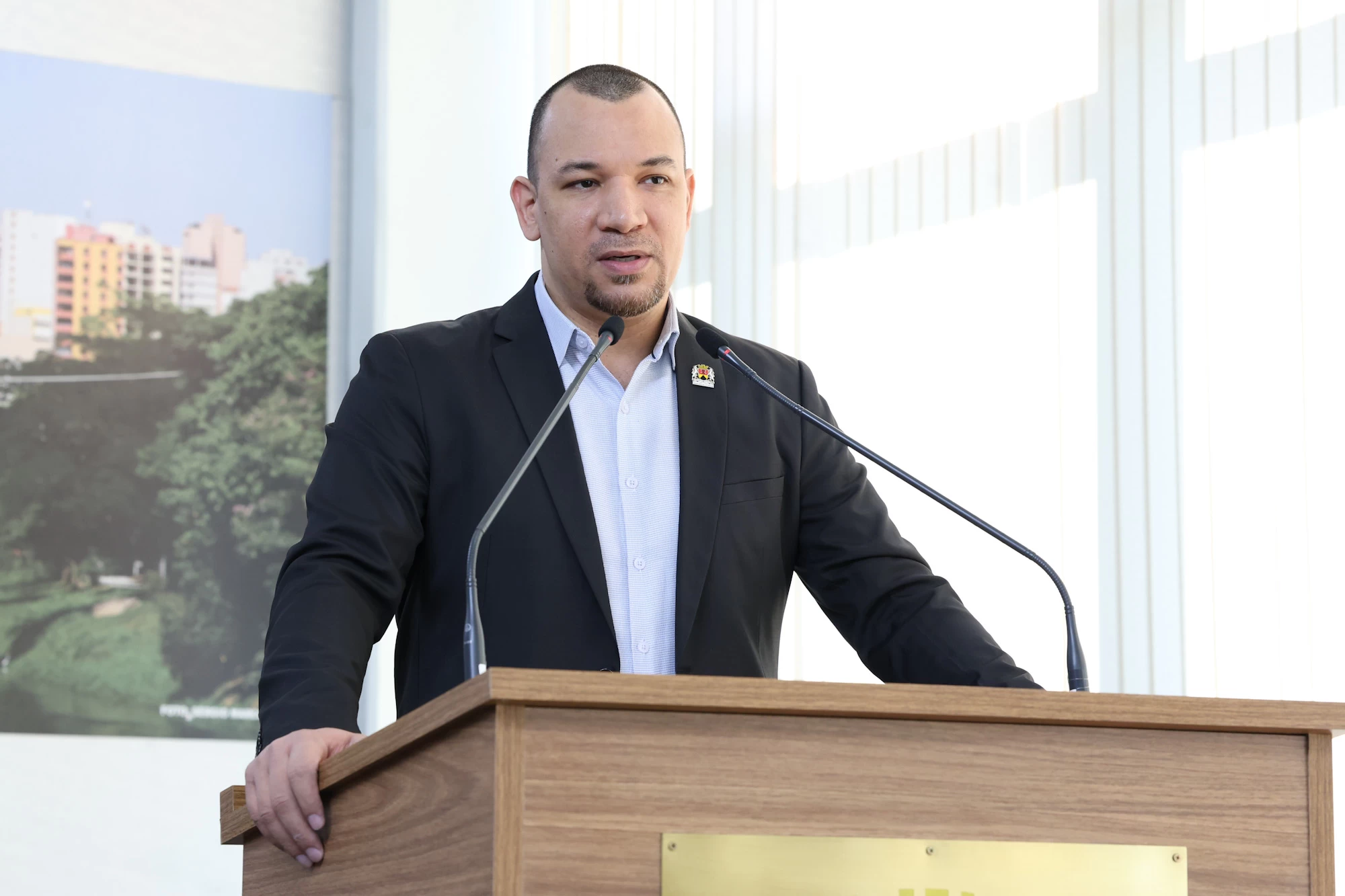 Dylan Dantas solicita esclarecimentos sobre a construção da nova Policlínica Municipal