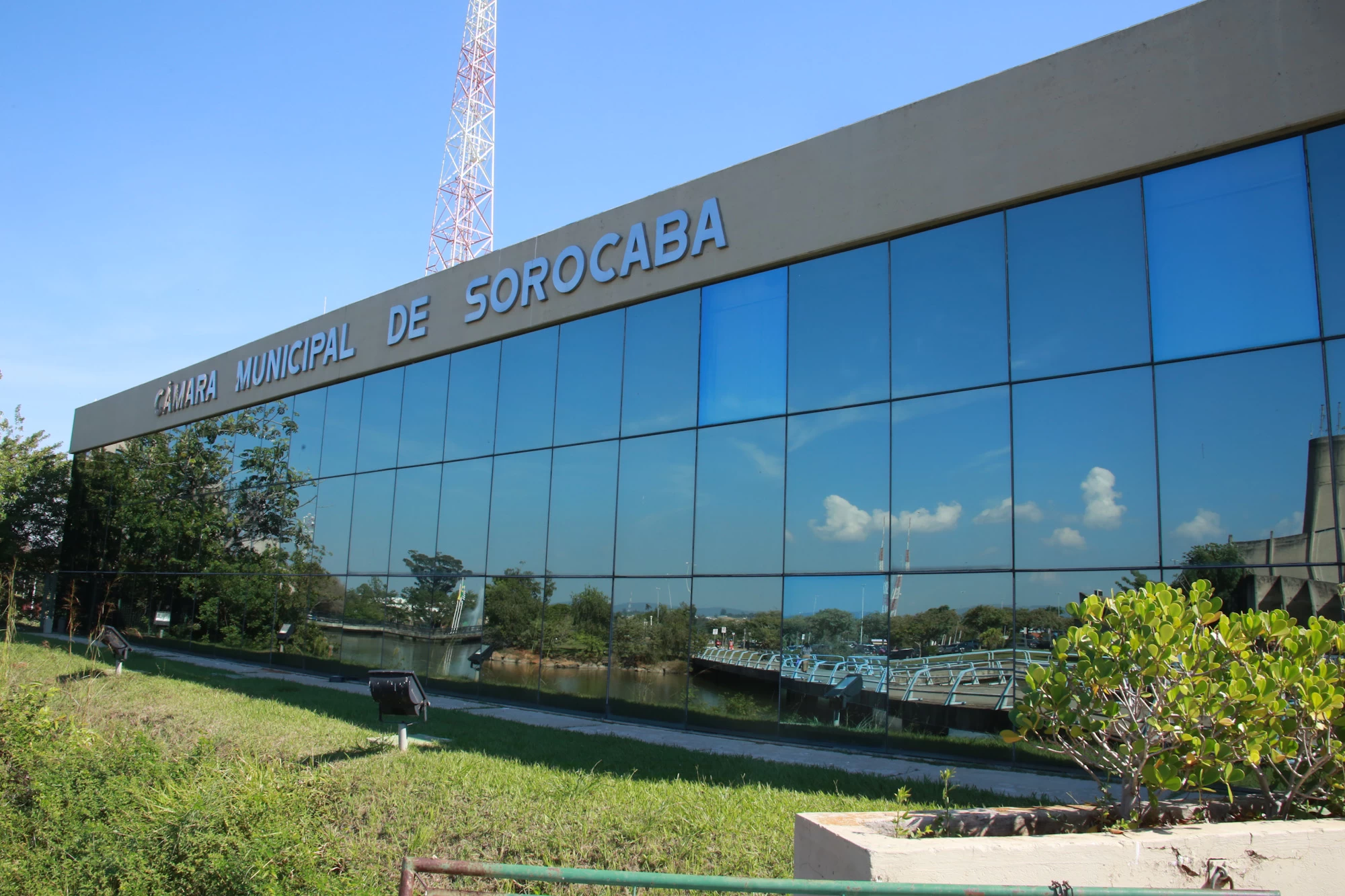 Aumento real a servidores da Câmara é garantido por lei publicada