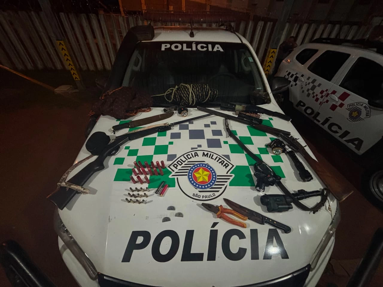 Polícia Ambiental prende dois homens por caça ilegal e apreende armas em Botucatu