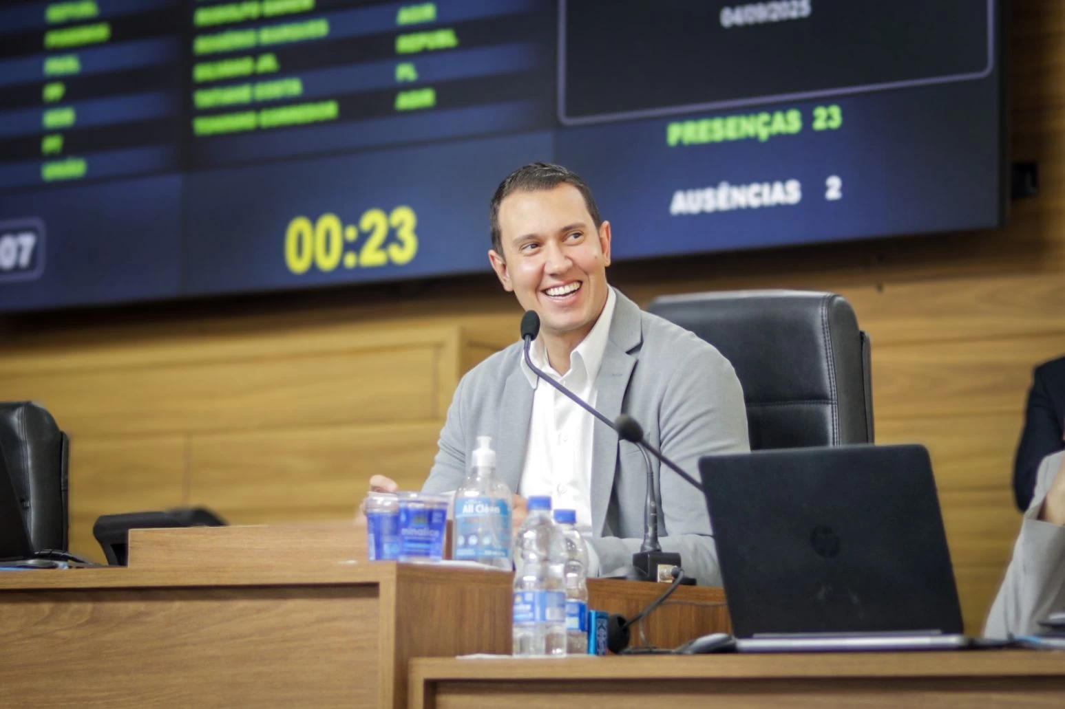 Vereador Caio Oliveira leva Wi-Fi gratuito ao Carandá