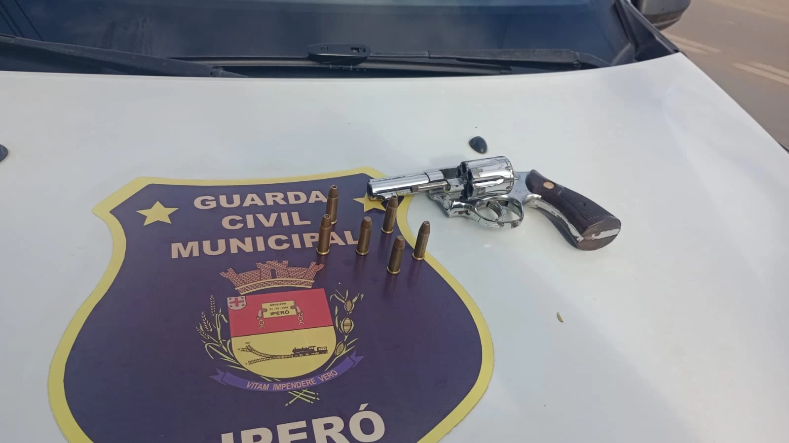 Homem é detido com arma de fogo após ameaça em frente à escola em George Oetterer