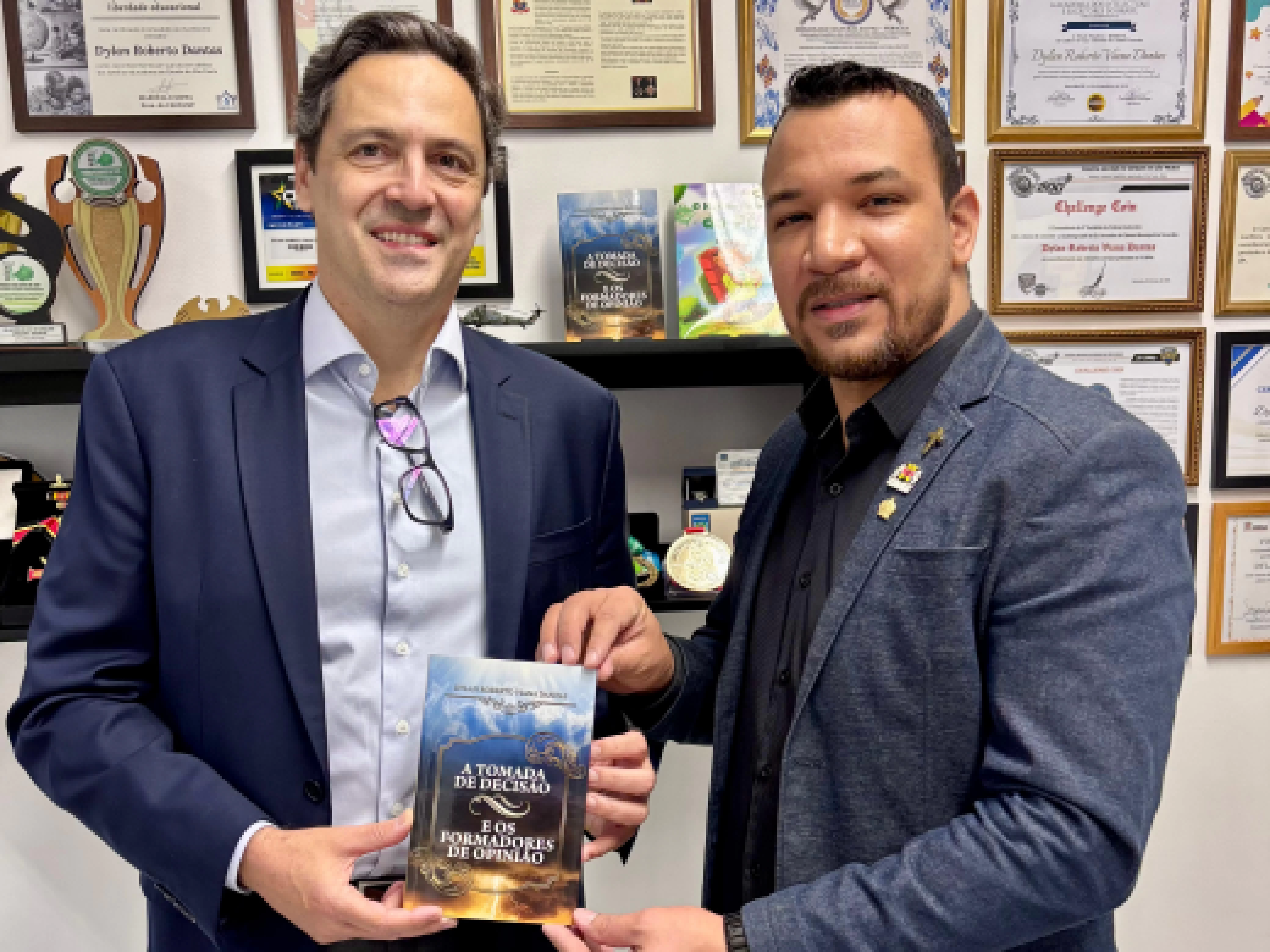 Dylan Dantas presenteia deputado Luiz Philippe de Orleans e Bragança com livro de sua autoria