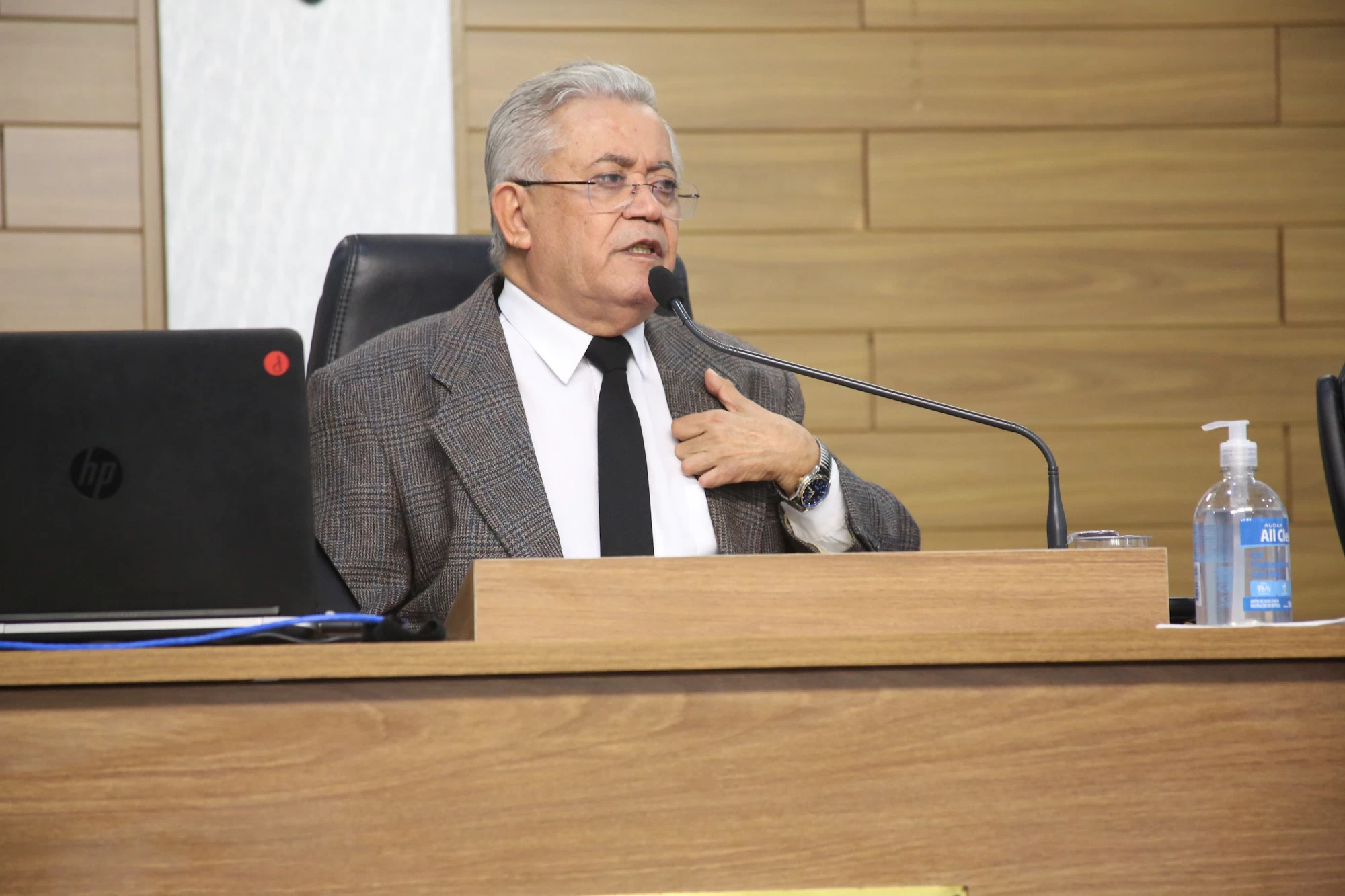 Luis Santos solicita construção de travessão para escoamento de água em rua do Horto Florestal