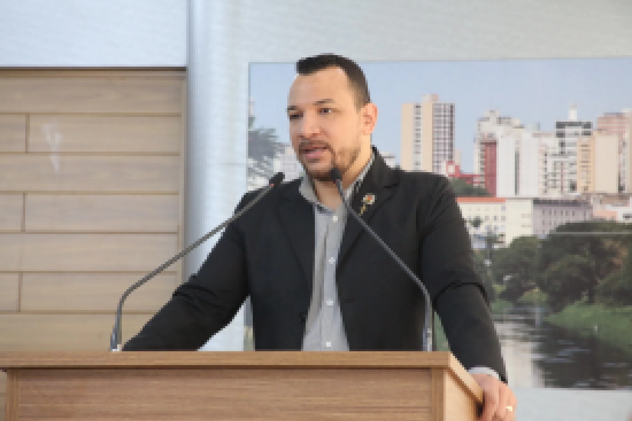 Dylan Dantas questiona falta de papel higiênico nas escolas municipais