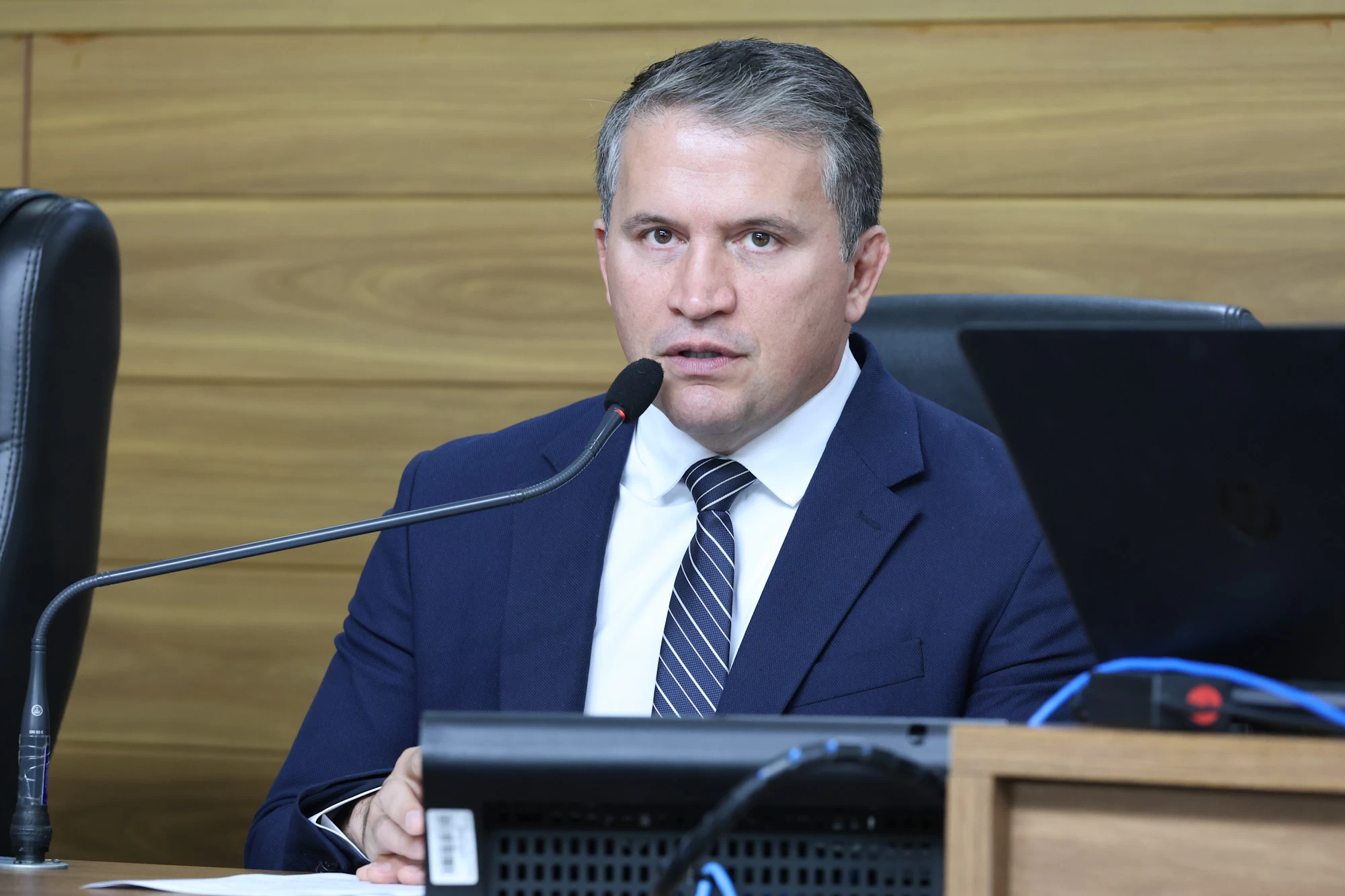 Lei publicada amplia controle municipal sobre intervenções em postes