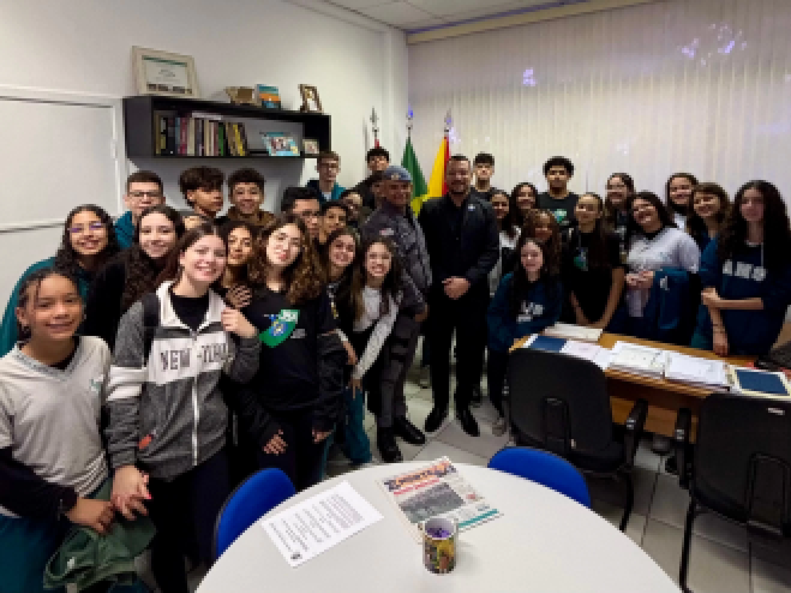 Dylan Dantas recebe visita dos alunos do JBA (Jovens Brasileiros em Ação) em seu gabinete