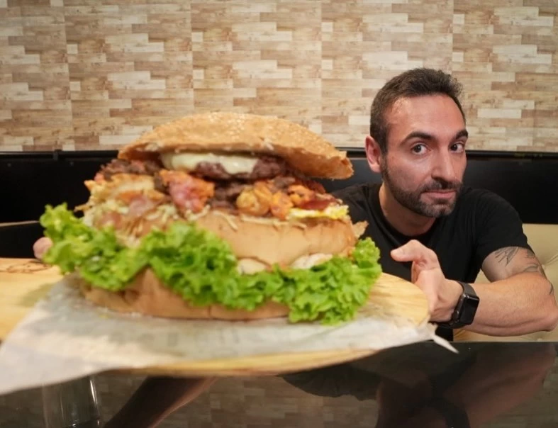 Comilão profissional vai ingerir 3,5 kg de lanches de uma só vez em Sorocaba