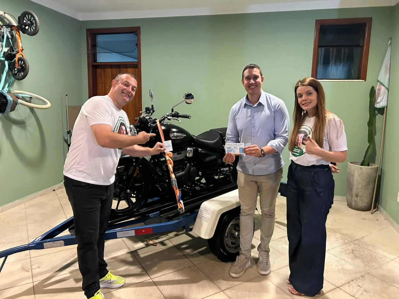 Caio Oliveira ganha moto em rifa e devolve prêmio para ajudar no tratamento de Arthur