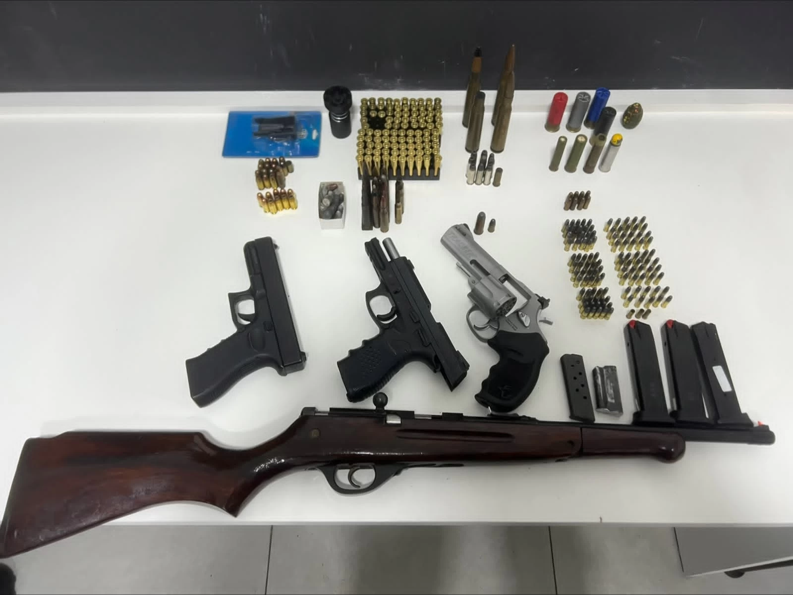 PM prende homem por posse irregular de armas