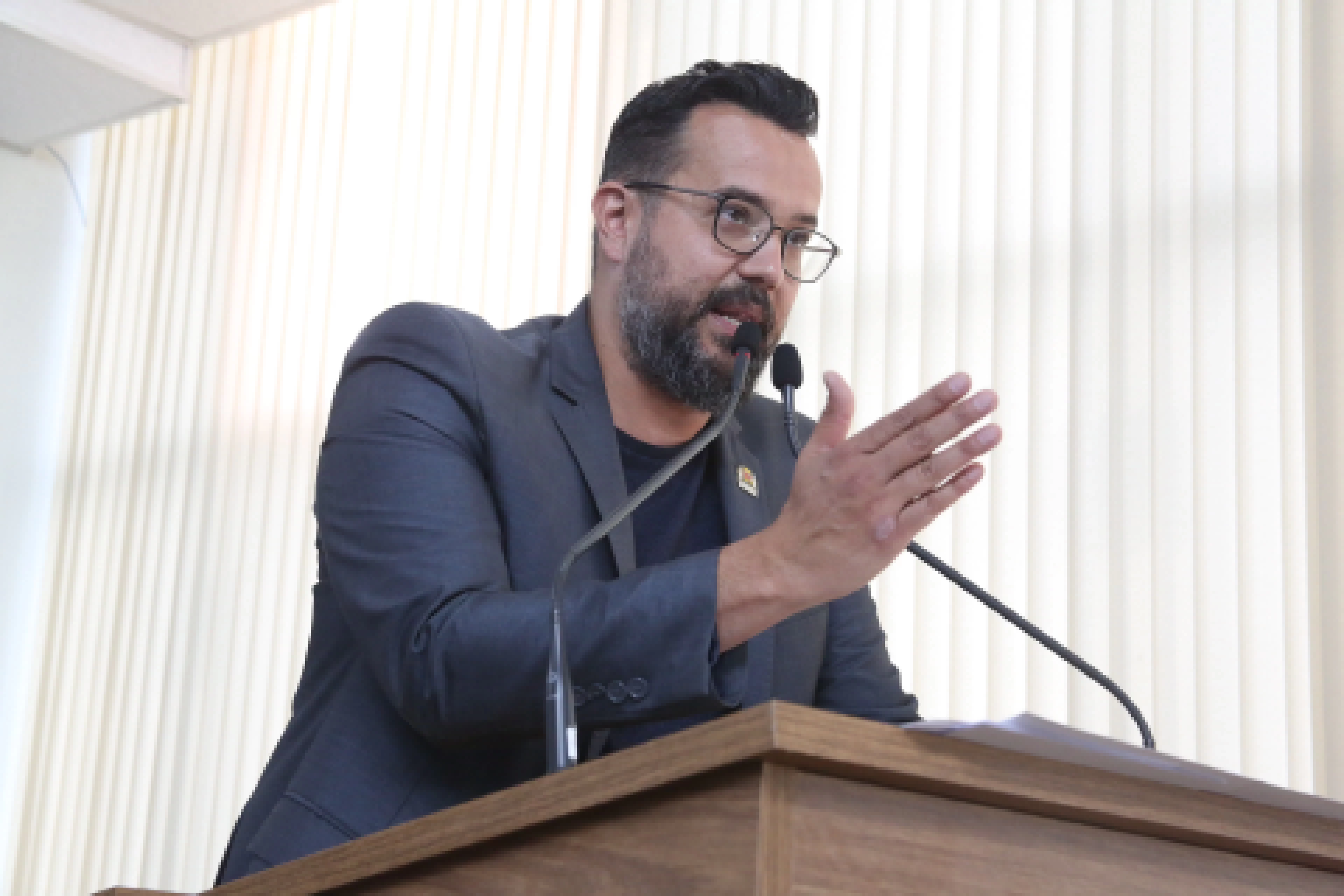 Vereador Fábio Simoa protocola requerimento solicitando retorno dos vigias nas unidades escolares do município