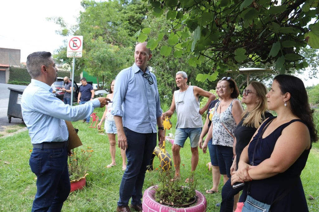 “Prefeitura de bairro em bairro” anuncia construção de áreas de lazer nos Jardins Leocádia e Pacaembu e serviços diversos no Caguaçu