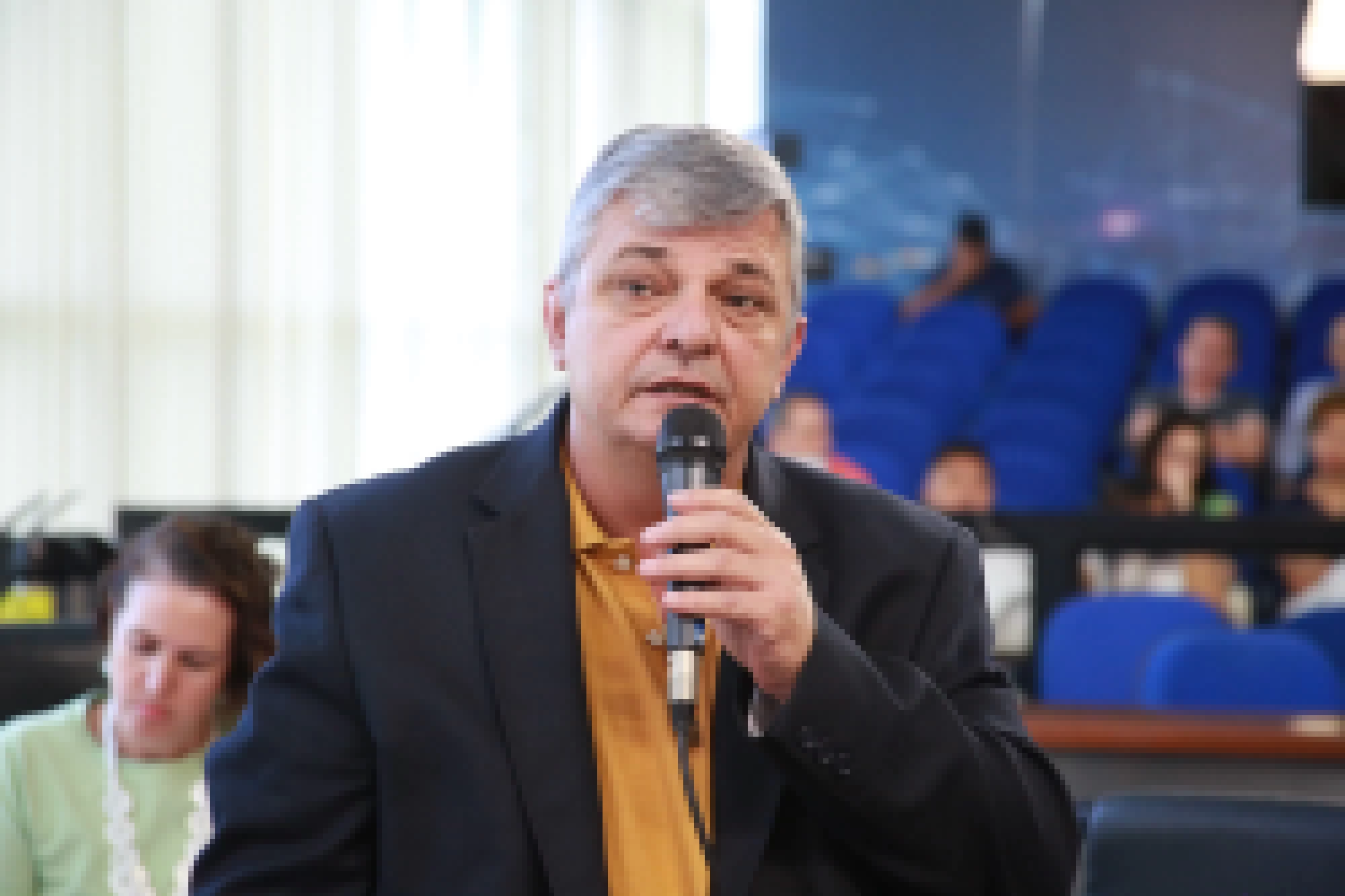 Prof. Salatiel Hergesel solicita informações sobre cobertura de quadra de escola da Vila Barão