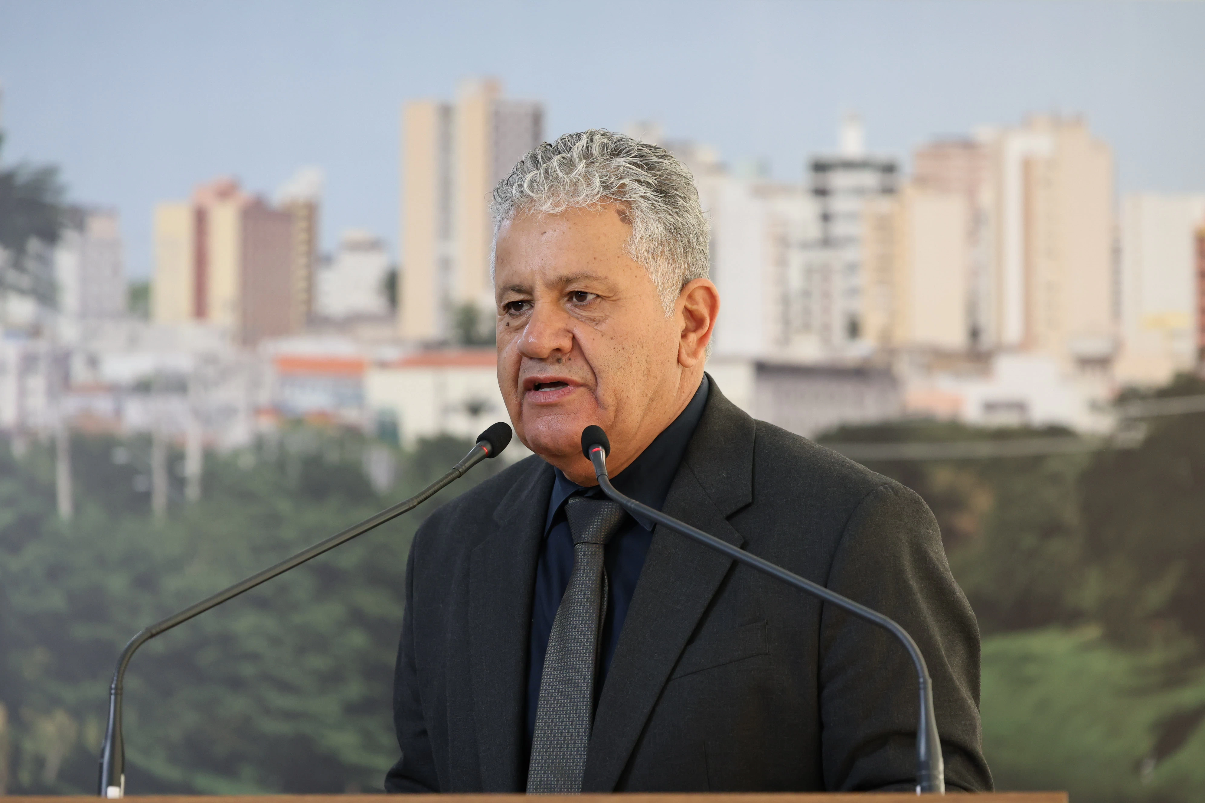 Izídio de Brito solicita dados sobre videomonitoramento de farmácias que funcionam 24 horas