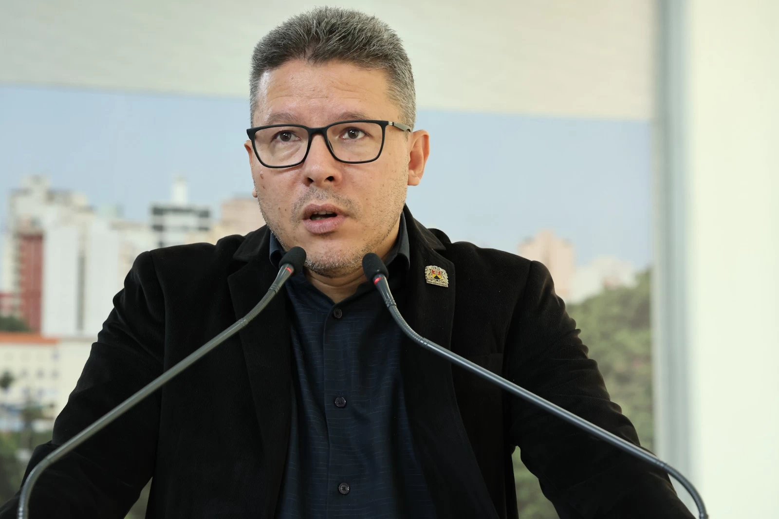 Projeto obriga que estabelecimentos localizados no município sejam obrigados a manter assentos fixos nas áreas próximas aos caixas