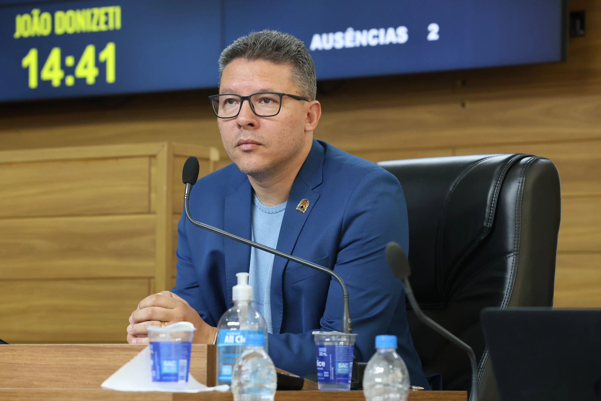 Lei publicada obriga comércios a oferecer assentos para clientes em filas