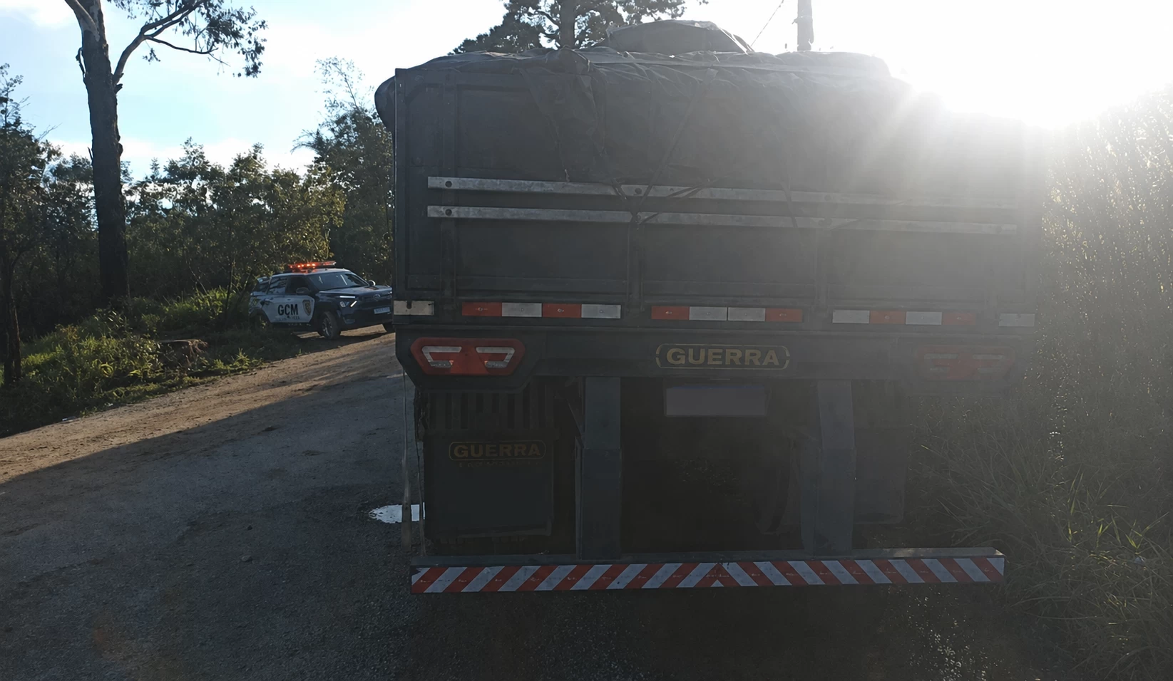 GCM localiza carreta roubada e carregada com fertilizantes no bairro Genebra