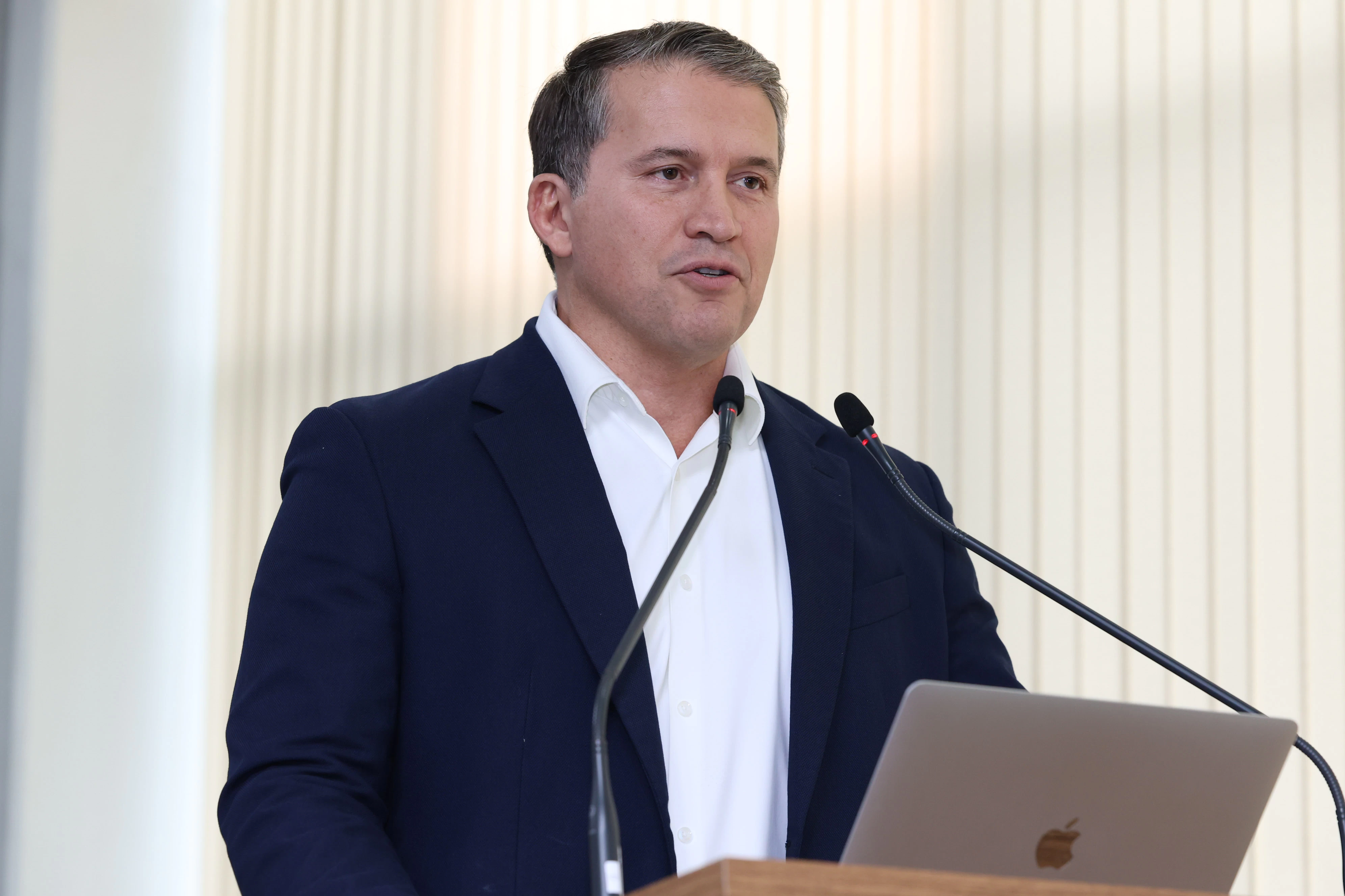 Roberto Freitas cobra implementação do Plano de Contratações Anual no Município