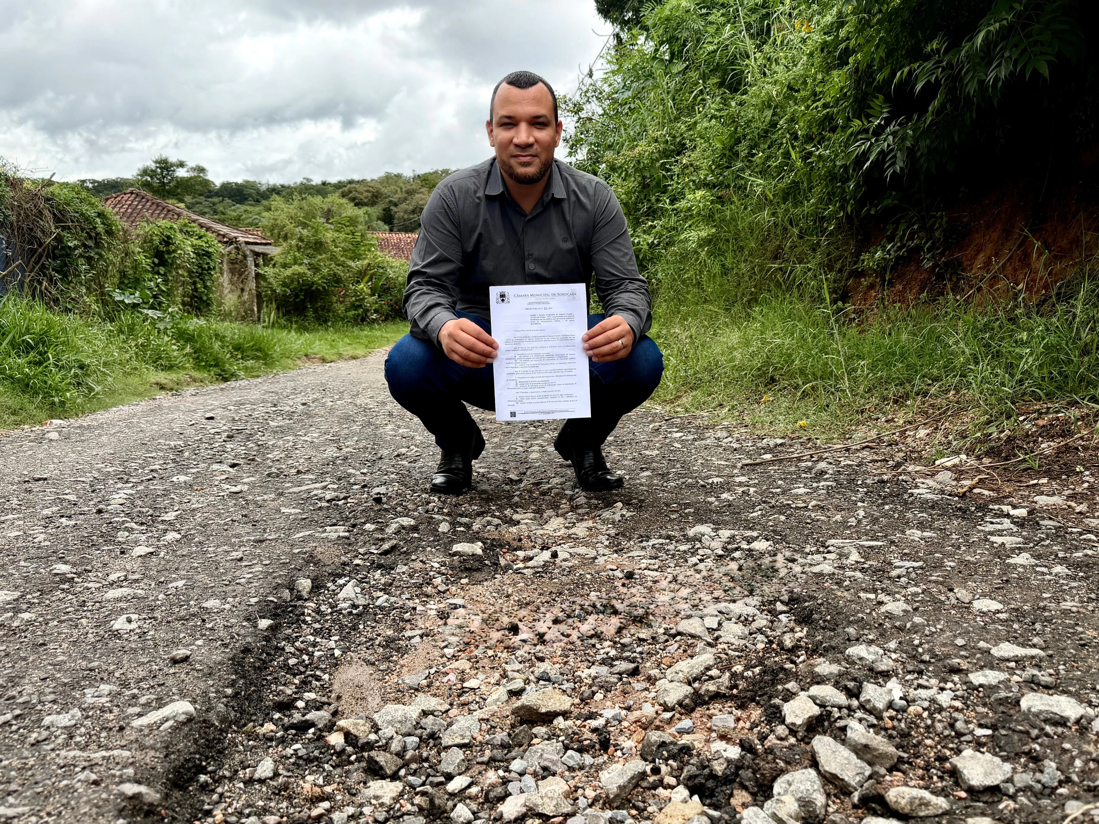 Dylan Dantas protocola projeto que prevê isenção de IPTU para moradores de vias esburacadas, sem asfalto adequado ou iluminação pública