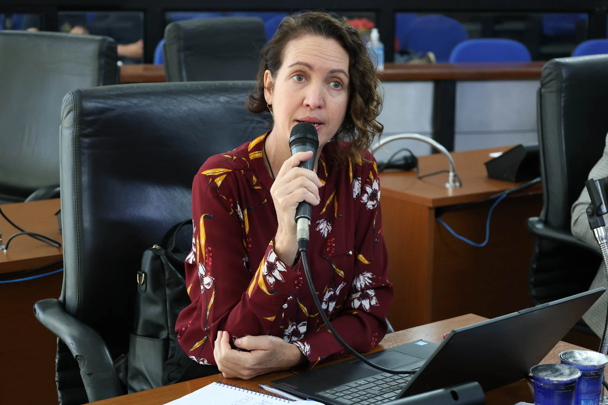 Fernanda Garcia cobra providências para problemas estruturais e falta de medicamentos no PA do Laranjeiras