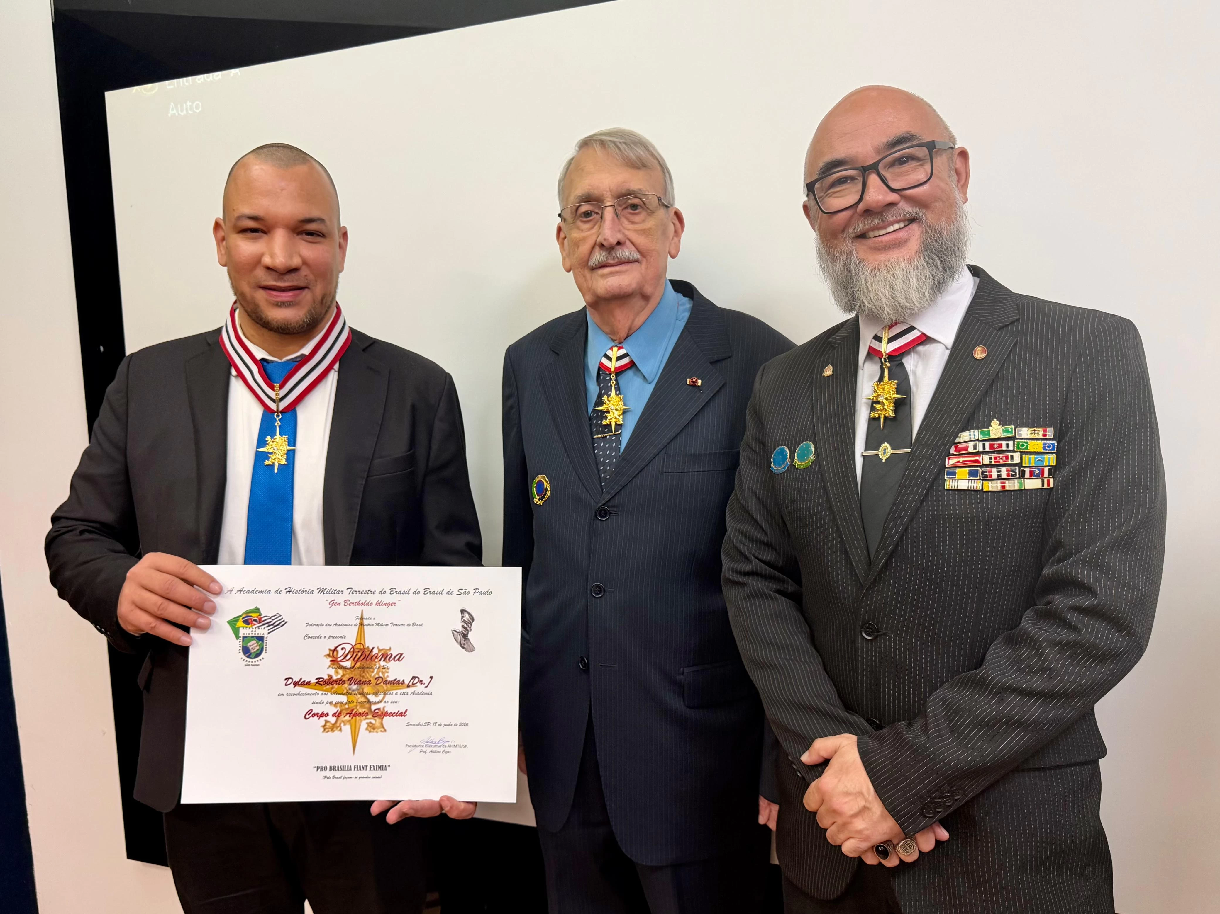 Dylan Dantas é condecorado com a Insígnia da Academia de História Militar Terrestre do Brasil de São Paulo “General Bertholdo Klinger”