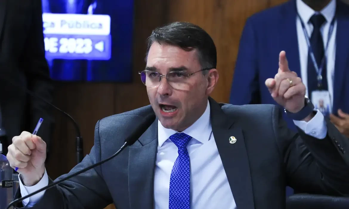 Câmara aprova título de cidadão sorocabano a Flávio Bolsonaro