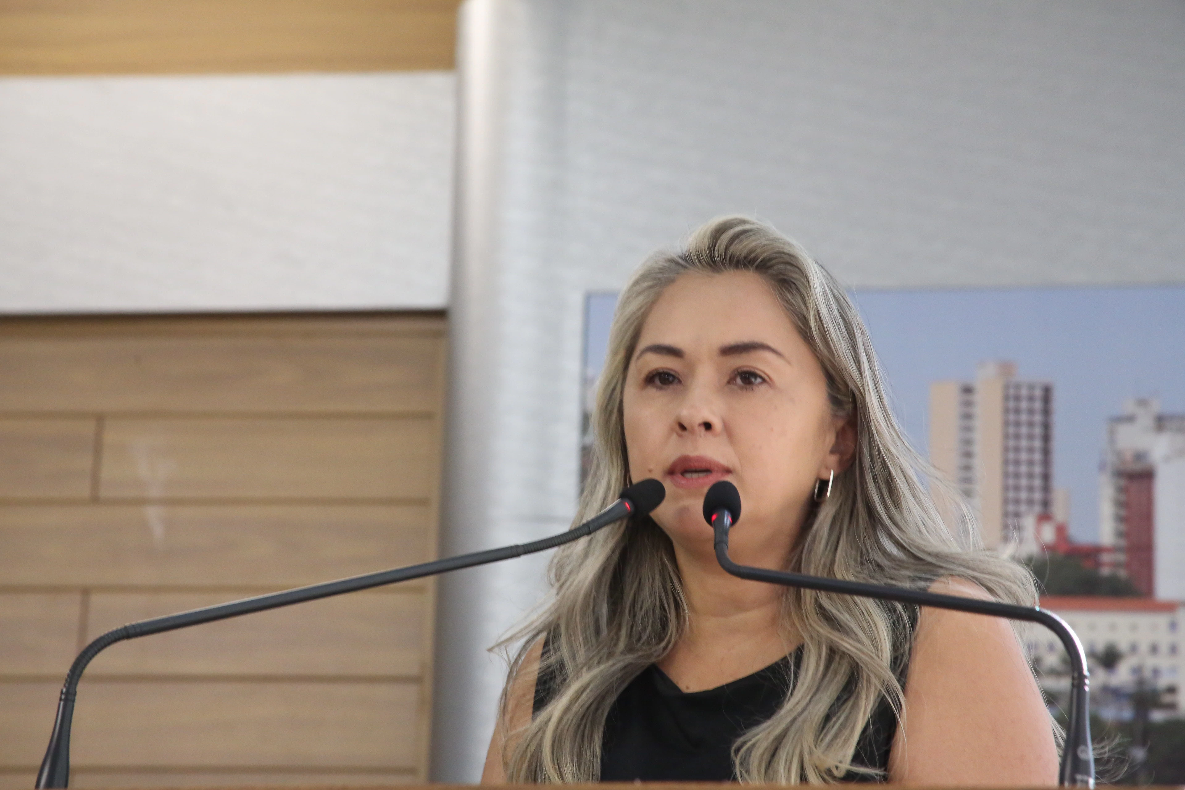 Jussara Fernandes defende mutirão de castração de cães e gatos pela Secretaria do Meio Ambiente