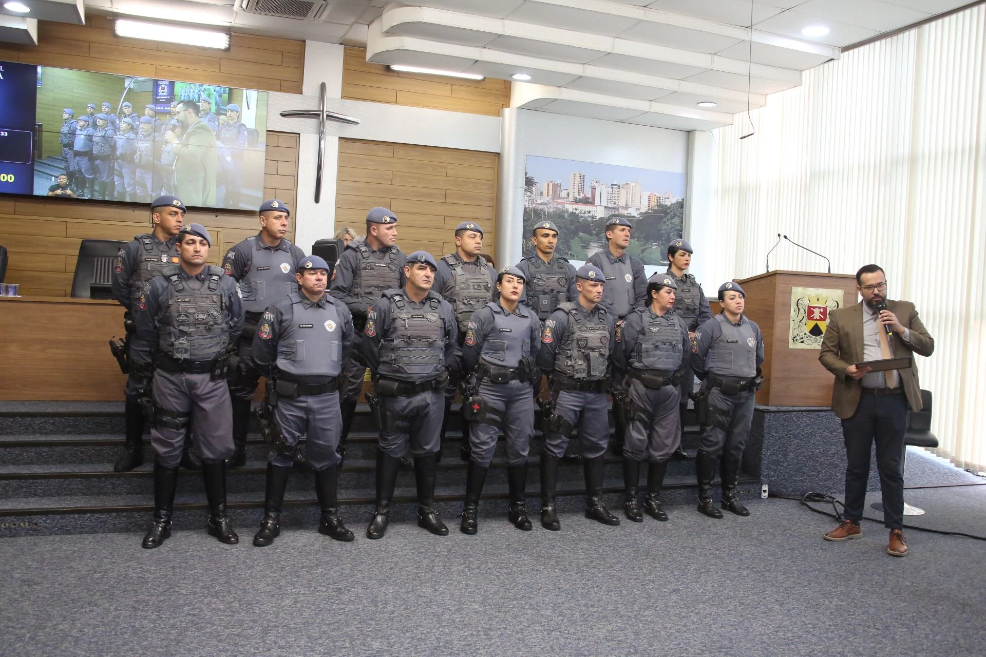 Integrantes da Cavalaria do 14º Batalhão de Ações Especiais da PM são homenageados na Câmara de Sorocaba