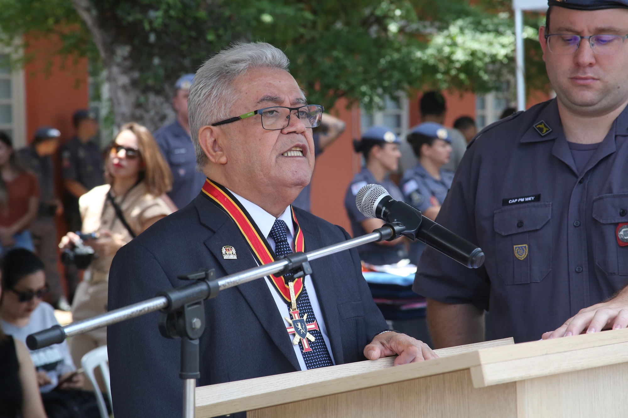 Luis Santos prestigia evento para entrega de condecorações da Polícia Militar