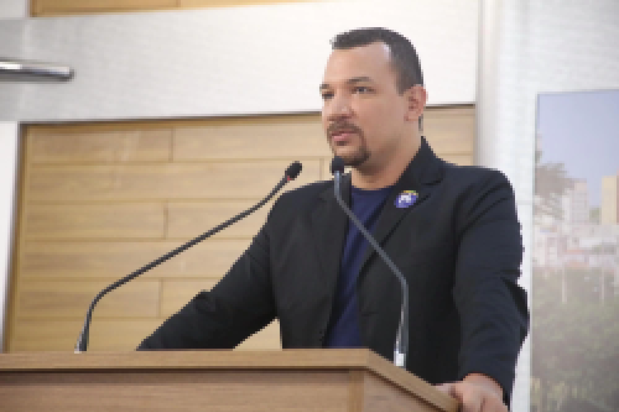 Dylan Dantas questiona a Prefeitura sobre vagas em creches conveniadas.
