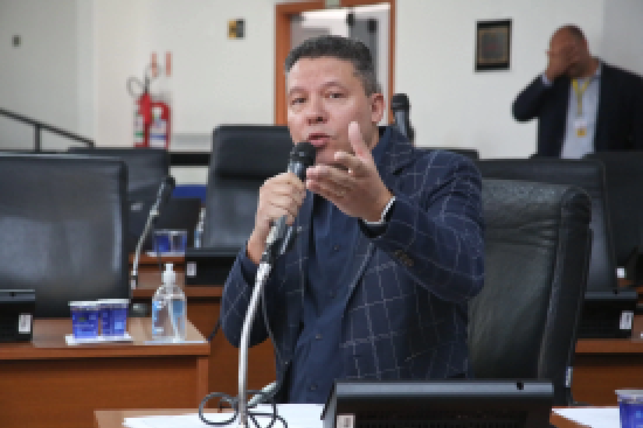 Cristiano Passos solicita atendimento do Ônibus Rosa e do Ônibus Azul na Vila Helena