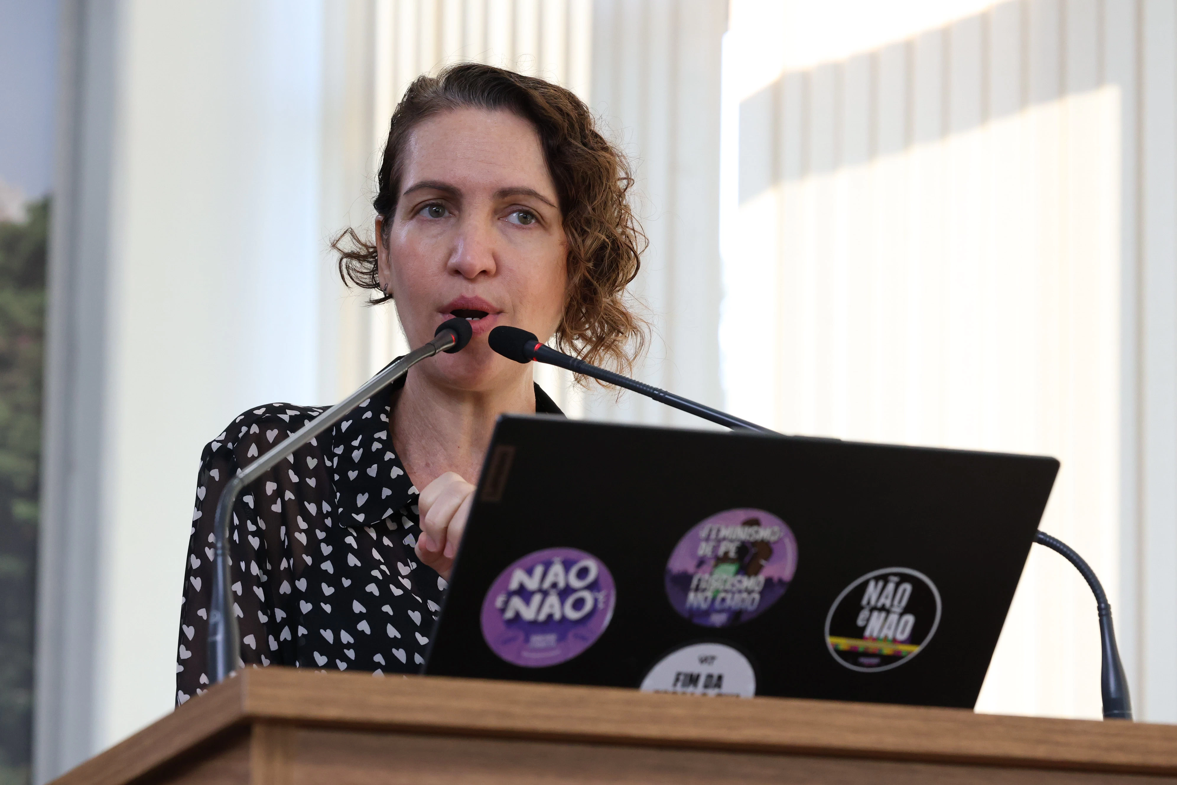 Fernanda Garcia questiona o Executivo sobre falta de papel higiênico nas escolas municipais
