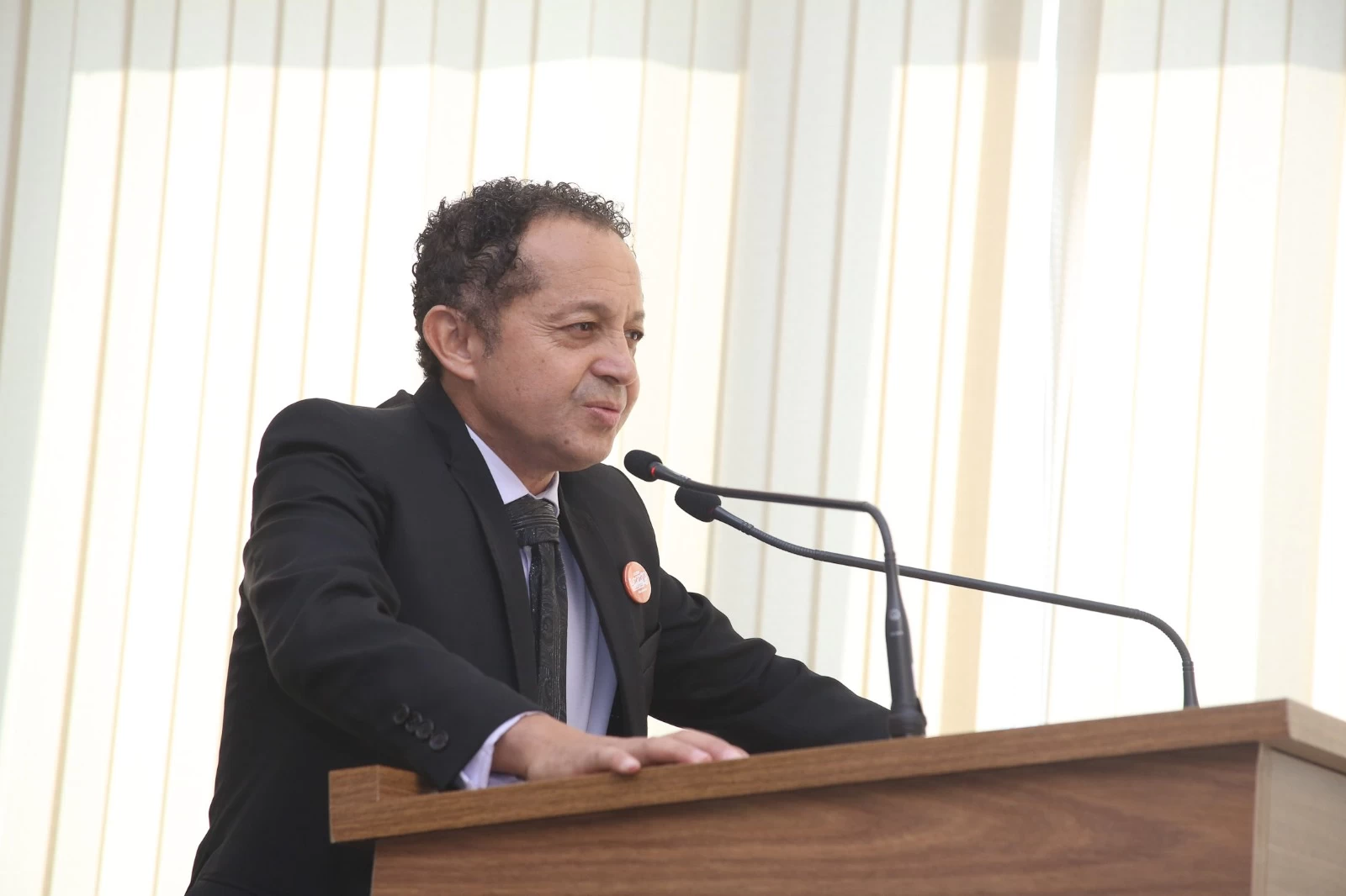 Toninho Corredor quer informações sobre situação de abandono e vandalismo no Cemitério Santo Antônio